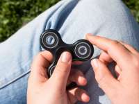 Újabb őrület a láthatáron a gyerekeknél: Fidget Spinner, most komolyan nekem is kell venni?