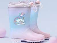 Hogyan válasszuk ki és hol vásároljuk meg a legjobb gumicsizmát gyermekünknek?