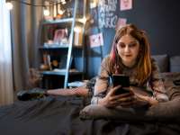 Netflixezés közben TikTok görgetés? – Amikor a kamaszodnak már a normál tempó is túl lassú